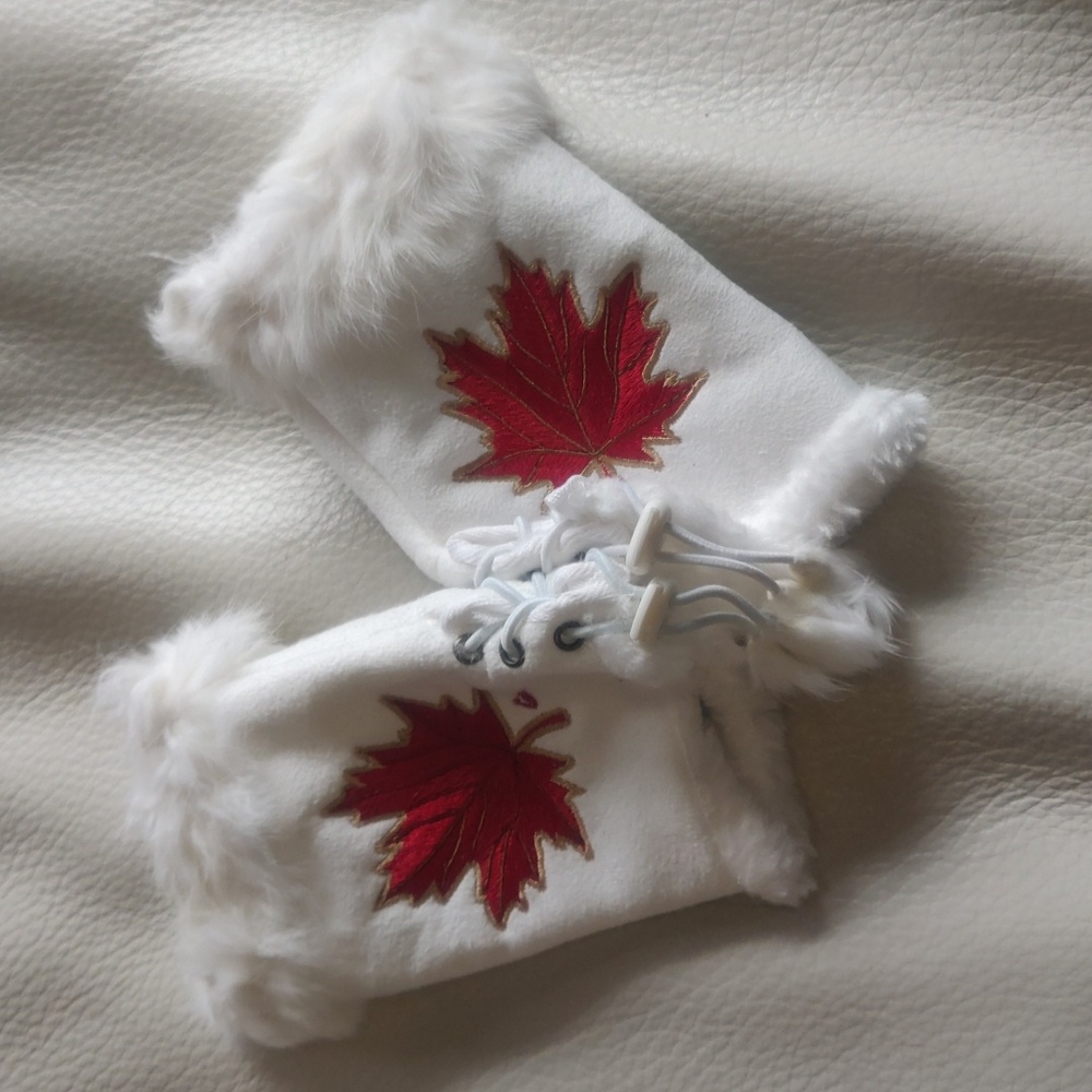 'Maple Leaf' design by Gene Suyu Fingerless Gloves